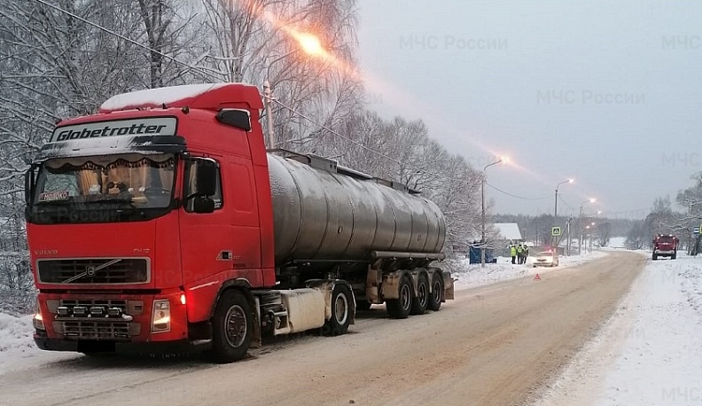 Фура сбила человека на трассе в Калужской области
