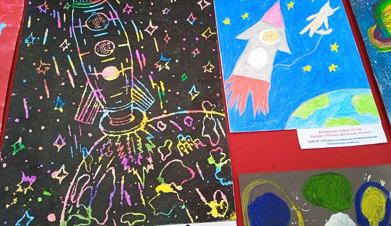 В калужской библиотеке для слепых им. Н. Островского работает конкурсная выставка детского рисунка «Человек. Вселенная. Космос»