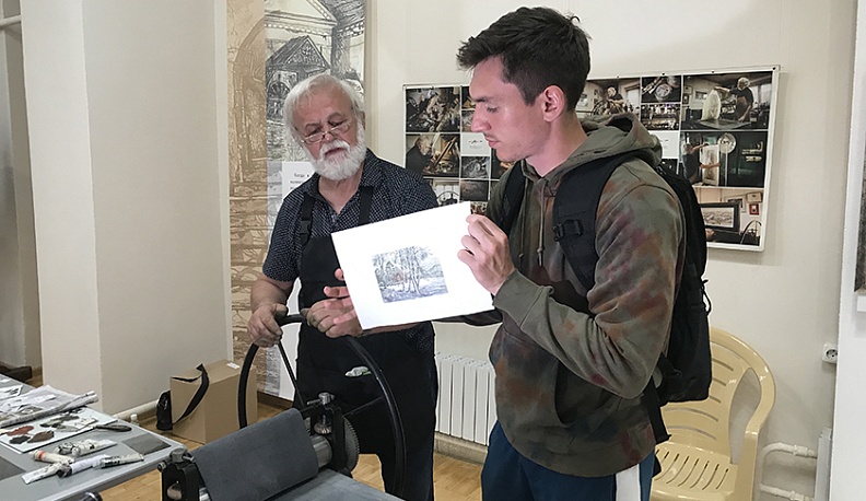 В рамках выставки «Пространство времени» Александр Шубин, работающий в редкой технике офорта на стали, по четвергам проводит мастер-классы для всех, интересующихся этим видом творчества.