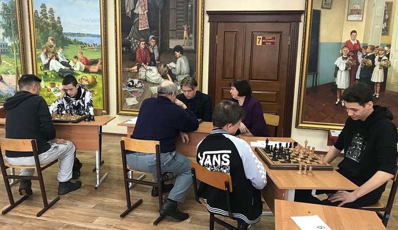 Шахматный клуб «Брынская ладья» провел турнир между командами школьников и выпускников