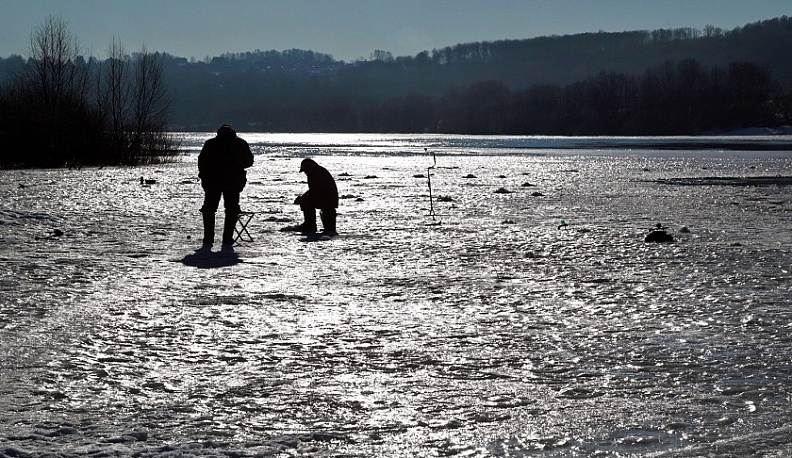 На реках Калужской области рыбаки рискуют попасть в «ледовые ловушки»