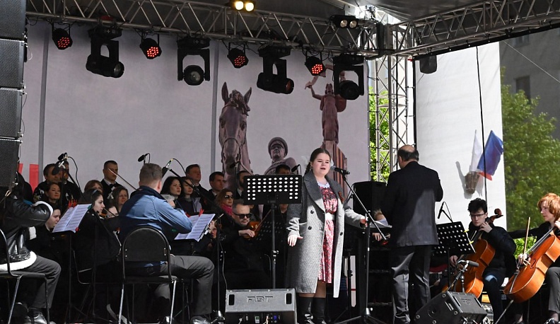 На Театральной площади в Калуге проходит праздник в честь Дня Победы