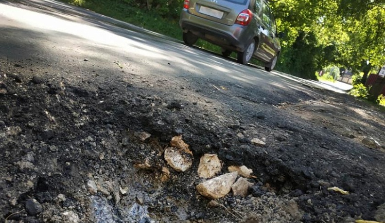 Размытую родником дорогу в Подзавалье приведут в порядок