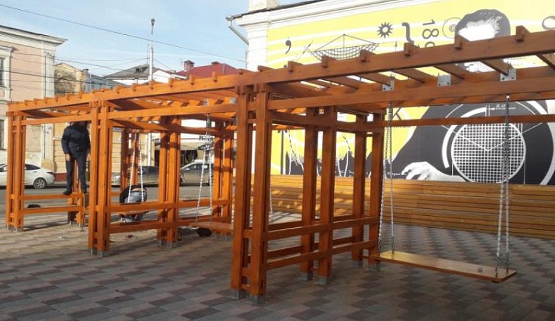 В сквере у гоуправы отремонтировали качели