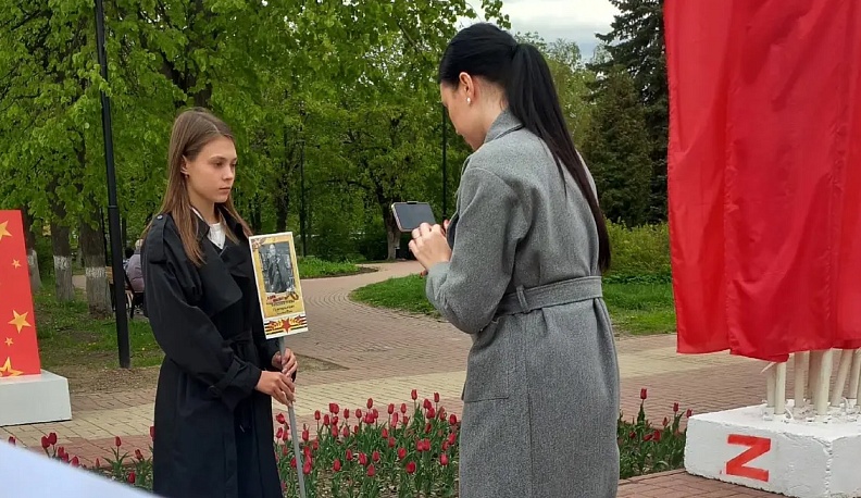 В прошлом году девушке удалось сделать интересный и достойный репортаж о дорогом и значимом человеке: в видеоролике, посвященном 80-летию Победы в Великой Отечественной, Алёна рассказала о своем прадеде Иване Григорьевиче Балдуеве, память о котором бережн