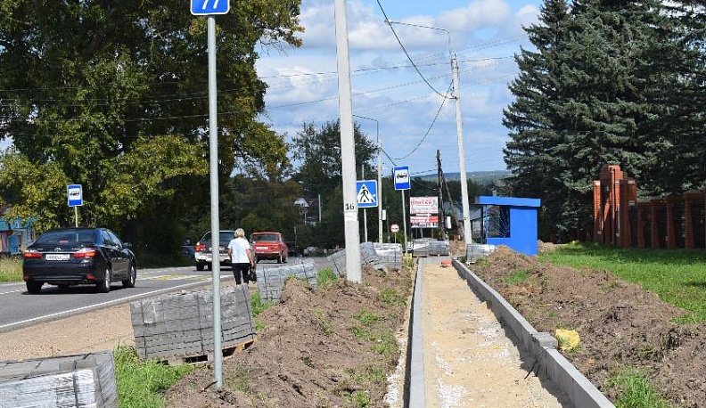 В Кузьмищеве Тарусского района строят долгожданный тротуар