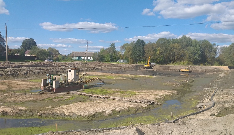 В Жиздре идут работы по благоустройству Больничного пруда