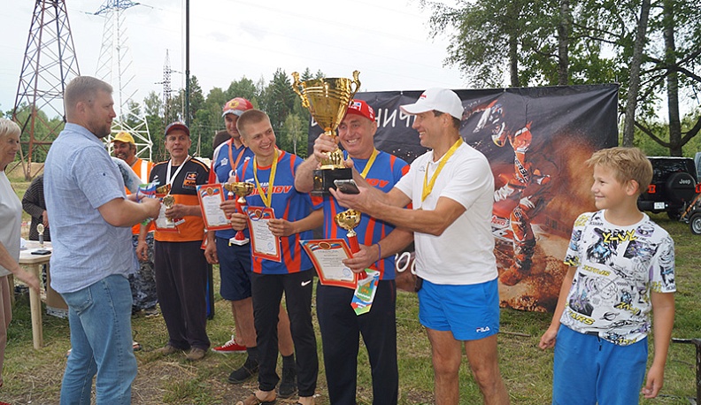 Сергей Булыгин награждает команду-победителя.