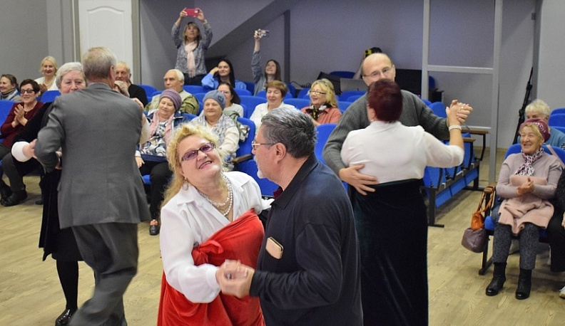 В Тарусе день рождения комсомола отметили танцами