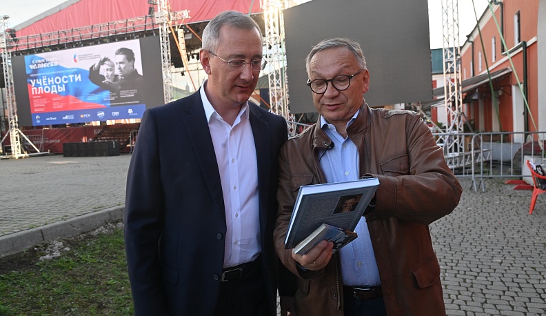 Сотрудники издательского дома «КГВ» подарили Игорю Угольникову книгу о советском кино