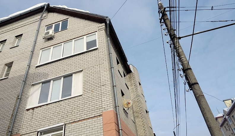 В центре Калуги с крыши дома на тротуар упали сосульки