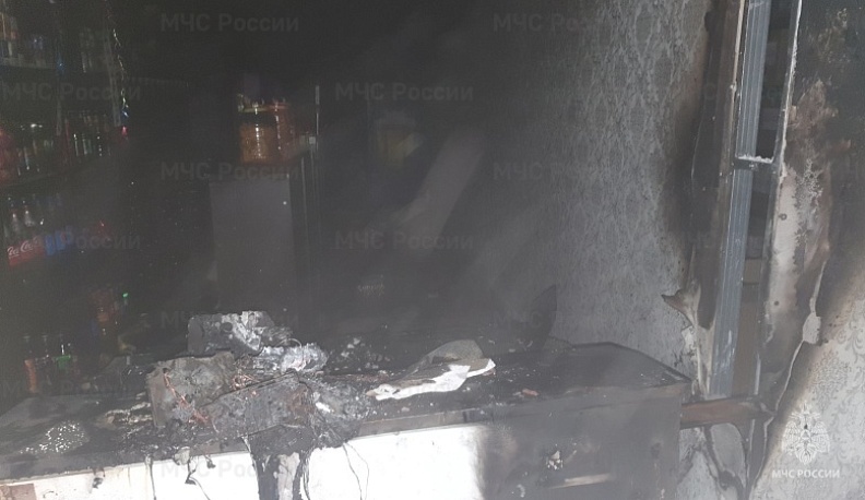 На Правобережье Калуги сгорел магазин