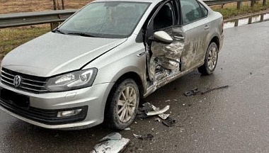 Две иномарки столкнулись возле бывшего завода Volkswagen в Калуге