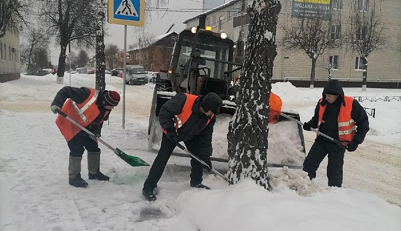 В Жуковском районе борются с последствиями снегопада