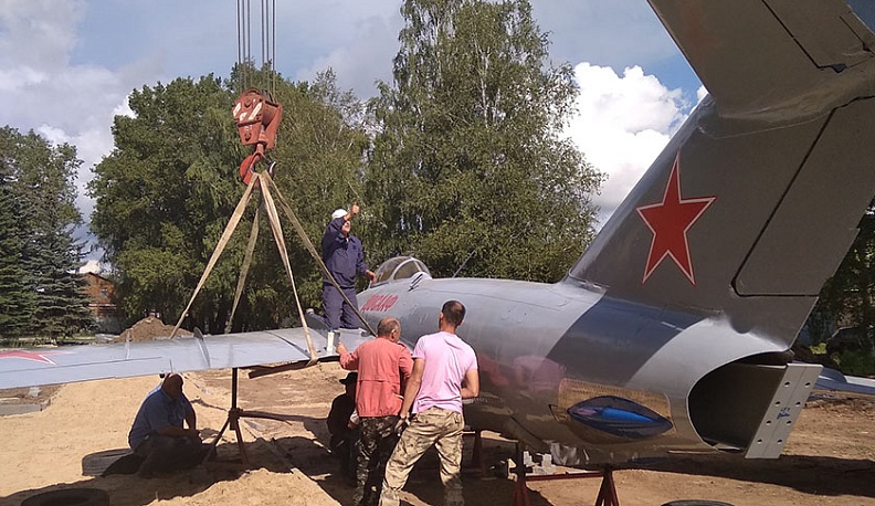 В сквере Воротынска вернули отреставрированный самолет