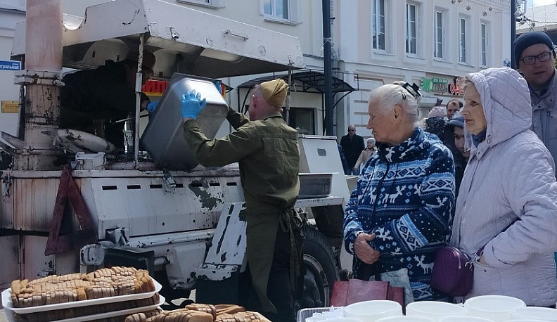 Калужан угостили солдатской кашей