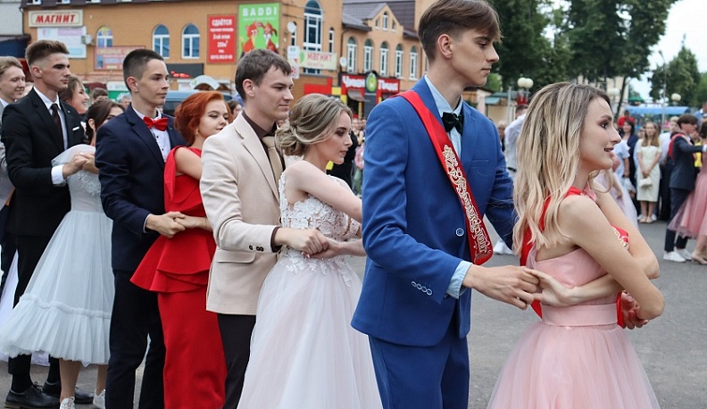 Людиновцы чествовали и напутствовали в добрый путь выпускников 2021 года