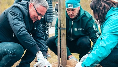 Дмитрий Денисов и коллектив калужского предприятия высадили клёны на набережной Яченского водохранилища