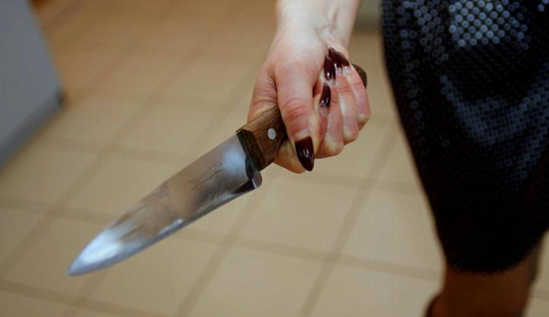 В Жуковском районе женщина зарезала мужа, бросившего в нее стул