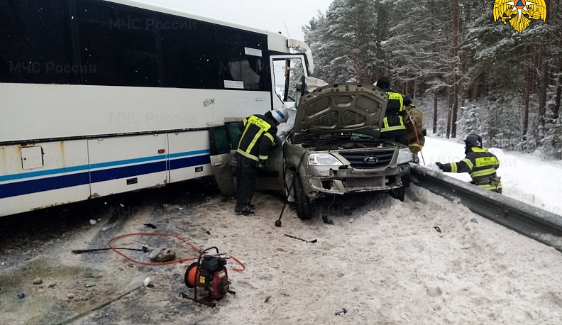 В Калужской области в тройной аварии с автобусом погиб мужчина и пострадали четыре женщины