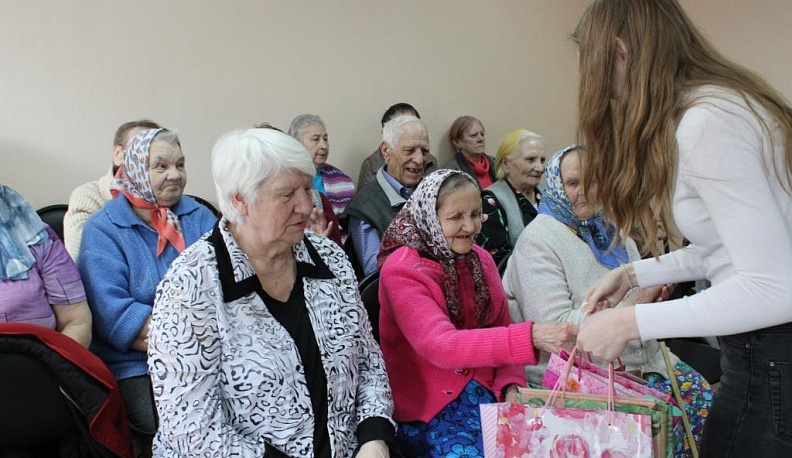 Школьники принесли в дом-интернат «Частичку добра»