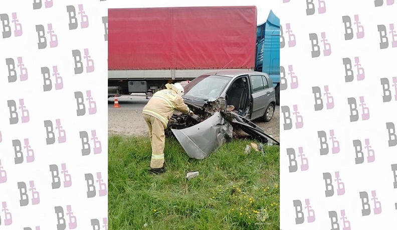 В Калужской области легковушка столкнулась с фурой