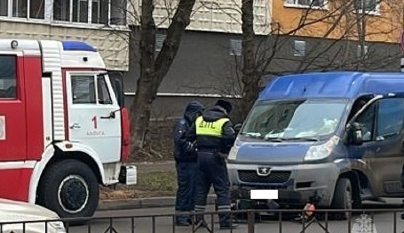 В Калуге фургон наехал на электосамокатчика