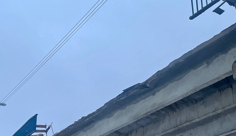 В Людинове обрушилась часть пешеходной зоны на путепроводе