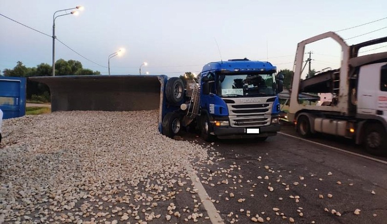 Под Боровском на трассе опрокинулась фура со щебнем