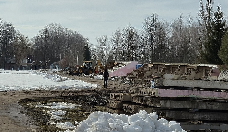 В Сухиничах начали ремонтировать стадион