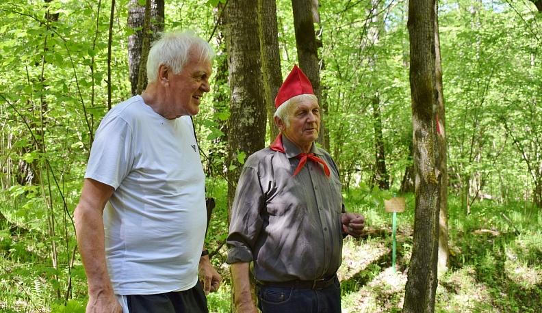 В Тарусском районе в День пионерии прошла встреча у партизанской землянки