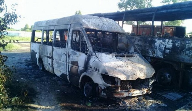 Два автобуса сгорели на автостанции в Мещовске