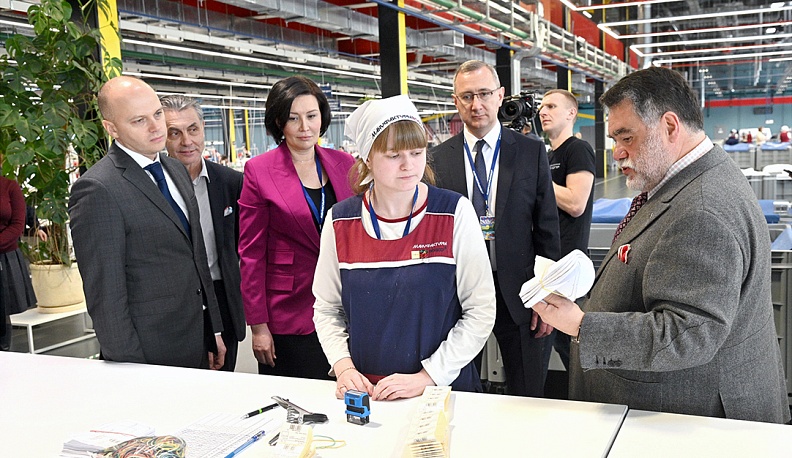 На завод идут не только работать