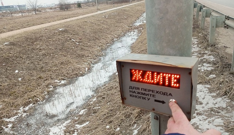 В Калуге починили кнопку пешеходного светофора после обращений в интернете
