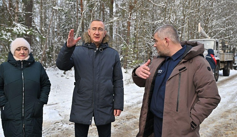 Владислав Шапша лично проконтролировал работу энергетиков в Юхновском районе