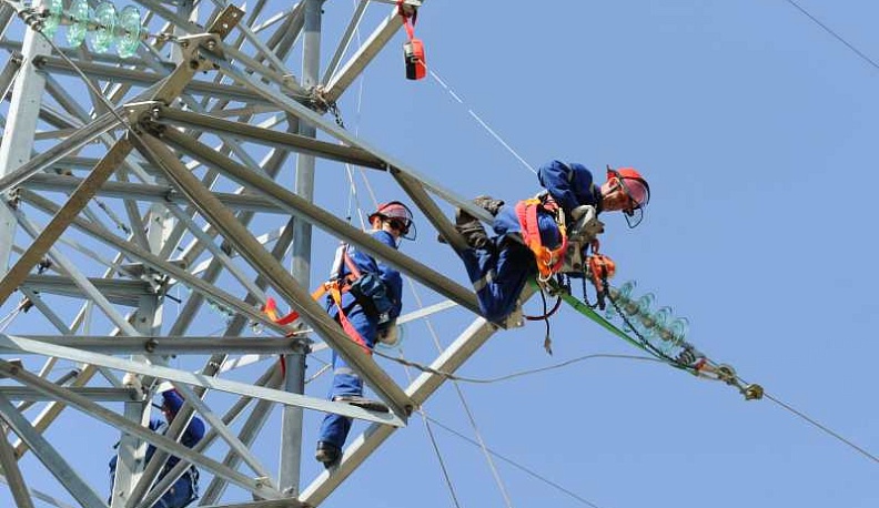 Сегодня энергетики отключают электричество в 27 калужских пригородах