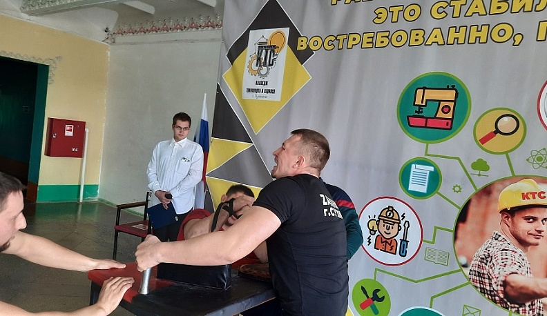 В Сухиничах состоялся межрайонный турнир по армрестлингу