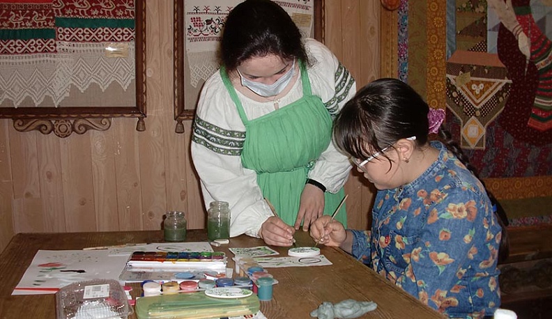 В День России в Калужском Доме мастеров завивали березовые кудри