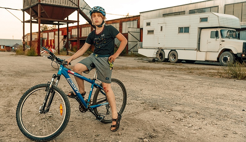 На стоянке Борис успевает вволю накататься на велике.