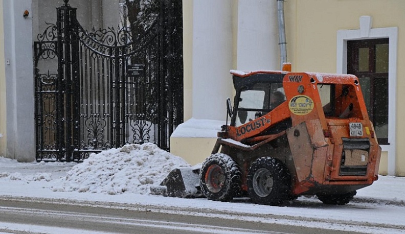 В Калуге продолжают посыпать дороги и чистить тротуары от снега