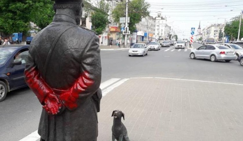 Полиция ищет вандалов, раскрасивших руки городовому в Калуге