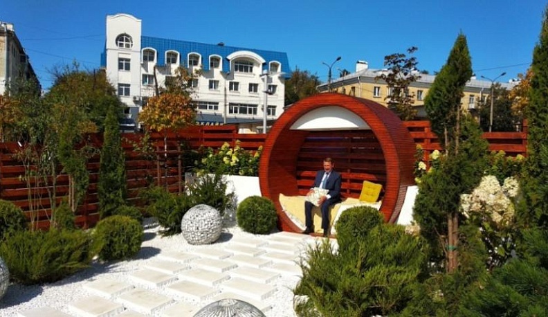 В центральном сквере Калуги сфотографировался Геннадий Скляр