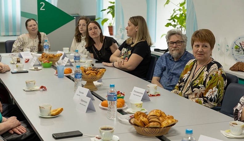 В центре «Содействие» обновилась областная Доска почёта приемных родителей