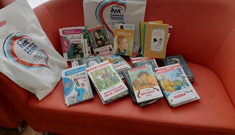 Депутат Александр Авдеев подарил книги сельской библиотеке