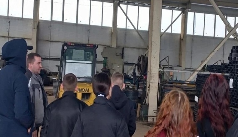 В Тарусском округе школьники познакомились с производством остановочных комплексов