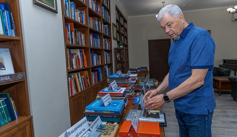 Сенатор Анатолий Артамонов передал в дар областной библиотеке книги о российских регионах