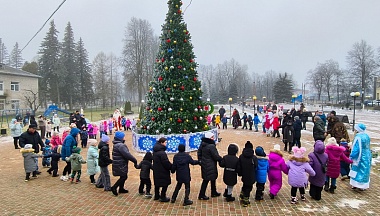 В Жиздре зажгли главную городскую елку