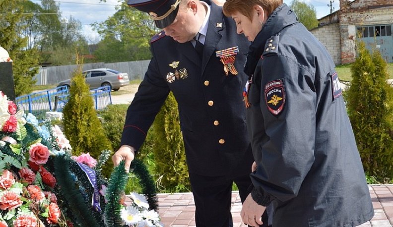 Житель Казахстана посетил могилу своего деда в Износковском районе