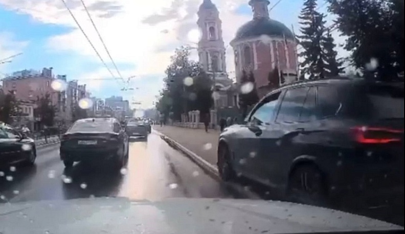 Москвич проехался по тротуару на улице Кирова в Калуге 