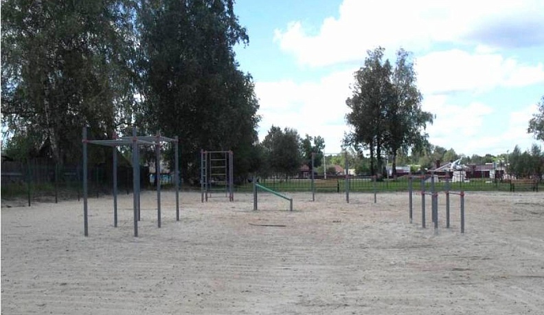 В Хвастовичском районе завершили благоустройство стадиона в поселке Еленский